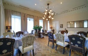 Гусятникоff. Зал в стиле эпохи просвещения