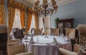 Гусятникоff. Банкетный зал с мозаичным паркетом 18 века