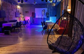 Status Loft. Лофт со сценой и караоке. Типичный Питер