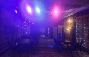 Status Loft. Лофт со сценой и караоке. Типичный Питер