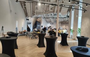 Выставка. Просторный лофт в светлых тонах