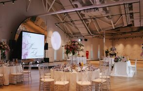 Выставка. Просторный лофт в светлых тонах