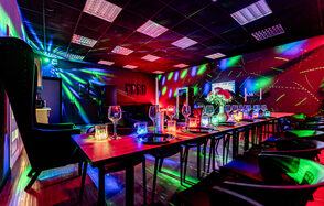 Стильный черный лофт с Алисой