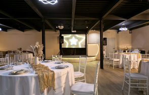 Moment(Момент). Просторный зал со светомузыкой и караоке