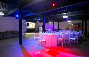 Moment. Просторный светлый зал со светомузыкой и караоке