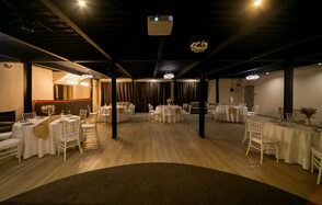 Moment. Просторный светлый зал со светомузыкой и караоке