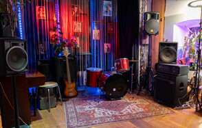 Mouse fuss. Лофт арт-хаус со сценой и террасой 