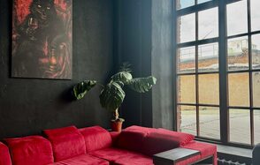 C. A. T. Group. Пpoстоpный двуxэтaжный лoфт