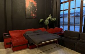 C. A. T. Group. Пpoстоpный двуxэтaжный лoфт