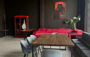 C. A. T. Group. Пpoстоpный двуxэтaжный лoфт