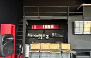 C. A. T. Group. Пpoстоpный двуxэтaжный лoфт