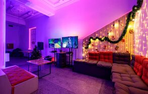 Лофт Энгейдж. Просторный зал с неоном