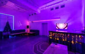 Лофт Энгейдж. Просторный зал с неоном