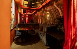 Микс Afterparty(После вечеринки). Лофт с бархатным диваном, круглым столом и стульями. Декор: красные шторы, мраморная стена, зелень. Освещение: красные неоновые лампы. Потолок с зеркалами. Стены и потолок в теплых тонах. Подушки на диване.