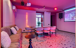 Лофт МОЙ ПЕРВЫЙ. Стильный зал с неоном