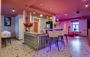 Лофт МОЙ ПЕРВЫЙ. Стильный зал с неоном