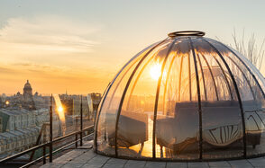 Sky Terrasse(Небо Терраса). Прозрачный купол на крыше с видом на закат и город. Внутри купола — мягкие кресла и диваны. Пол выложен плиткой. Купол окружён металлическими стойками, по периметру установлено стеклянное ограждение. Яркий, тёплый свет.
