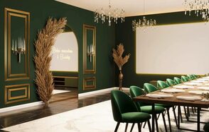 Голливуд. Элегантный лофт в зелено-бежевых оттенках. Зал с темно-зелеными стенами и золотыми акцентами, длинный обеденный стол с зелеными стульями, белая посуда. Две люстры на потолке, арка с декоративными элементами. Светлая мраморная и темная напольная плитка. Надпись светящаяся рядом с аркой.