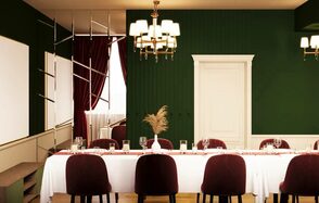 Вегас. Атмосферный лофт с акцентным дизайном. Уютное праздничное пространство с обеденным столом, покрытым белой скатертью, и бордовыми стульями. Потолочный светильник. Тёмно-зелёные стены, белая дверь и молдинги. Красные занавески на окнах. На стене панели и зеркальные элементы.