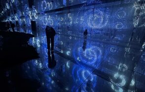 Futurione(Футурио́не). Интерактивное пространство с зеркальными полами и стенами, освещённое множеством светодиодов синего цвета, создающих узоры в виде спиралей. Отражения добавляют глубины и создают иллюзию бесконечности. Видны фигуры людей.