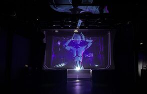 Futurione(Футурио́не). Темное пространство с большим экраном, на котором изображена футуристическая фигура с подсветкой. Пол ровный, потолок оснащен системой освещения. Цвета темные, с преобладанием фиолетового. Стены и потолок черные.