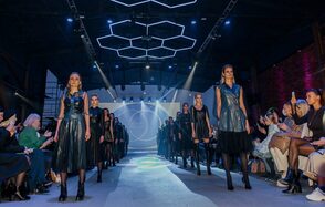 Studio Hall(Студио Холл). Показ мод в просторном помещении с высоким потолком. Подиум для моделей окружён зрителями. Люстры в виде шестиугольников и прожекторы обеспечивают освещение, стены из красного кирпича. Платья моделей черного и синего цвета.