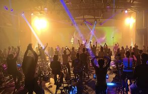 Studio Hall(Студио Холл). Большое помещение с высокими потолками, оснащенное велотренажерами. Многочисленные люди заняты велотренировкой. Освещение яркое с разноцветными прожекторами и световыми лучами. На заднем плане проектор с разноцветным изображением. Потолок открытого типа с фермами.