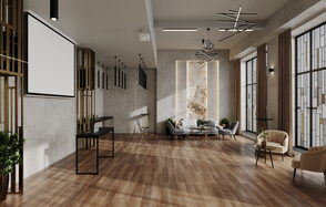 Лофт Мираж. Просторное мероприятие с паркетным полом, мягкими креслами и диваном, кофе-столиками. Светлые стены, большие окна с жалюзи и декоративными панелями, подвесные светильники. Проектор с экраном, растения в горшках, современный декор.