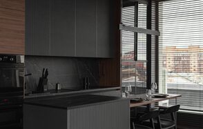 Зал Black. Фотостудия Мимика. Современная кухня; монохромные оттенки; барная стойка с черной столешницей; деревянные шкафы и панели; темные стулья; обеденный стол с черной посудой; большие окна с горизонтальными жалюзи; ножи в подставке; встроенная духовка; минималистичный дизайн.