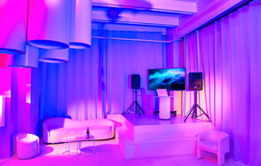 Роскошный панорамный лофт . Накрытый скатертью стол, стулья. Составленная из шаров фраза "Happy Birthday" на стене