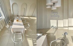 Роскошный панорамный лофт . Панорамные окна, залитые солнечным светом. Стол со стульями. Кровать. Диван с журнальным столиком