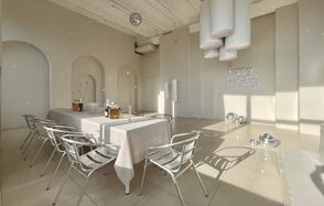 Роскошный панорамный лофт . Пурпурно-розовое освещение. Небольшая сцена. Телевизор с колонками. Диванчик со стульями и небольшим столиком