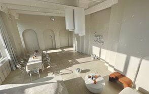 Роскошный панорамный лофт . Свободное пространство. Небольшие журнальные столики. Дизайнерские стулья