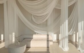 Роскошный панорамный лофт . Диванчик с небольшим столиком. Декоративные элементы интерьера