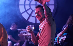 Стильный панорамный лофт на Петроградке. Приглушённый свет. Диван. Книжная полка. Абстрактная лампа