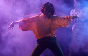 Стильный панорамный лофт на Петроградке. Диван. Кондиционер. Книжная полка. Лампа. Подвесной светильник