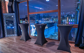 Стильный панорамный лофт на Петроградке. Dj за микшерным пультом. На втором плане люди танцуют