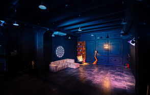 Стильный панорамный лофт на Петроградке. Танцующая девушка в дыму