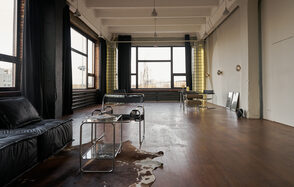 Большой стильный лофт с панорамными окнами