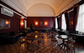 Концертный зал со сценой, звуком и светом