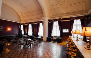 Концертный зал со сценой, звуком и светом