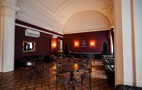 Концертный зал со сценой, звуком и светом