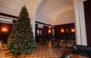 Концертный зал со сценой, звуком и светом