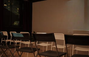 Лофт с экраном во всю стену