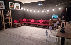 Лофт с экраном во всю стену