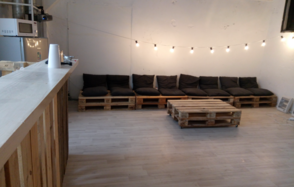 Лофт с экраном во всю стену