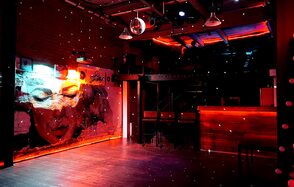 Soul Loft . Девушки сидят полке в яркой комнате лофта, позируют на камеру, все улыбаются 