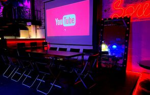 Soul Loft . Изображён зал в лофте с ракурса второго этажа. Видно обрисованную стену, рядом со стеной стоят столы и стулья 