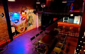 Soul Loft на Бауманской. Люди празднуют день рождения, летит конфетти, все радуются 