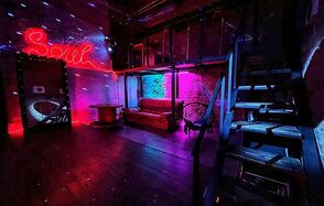 Soul Loft . Светлая комната лофта, девушки проводят творческое мероприятие, суша фенами свои рисунки. Стоит большой стол. на них лежат разноцветные краски. На заднем плане шарики и большое зеркало